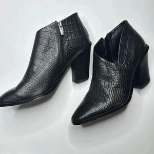Vince Camuto’s embossed, leather ankle boots black size 10 medium